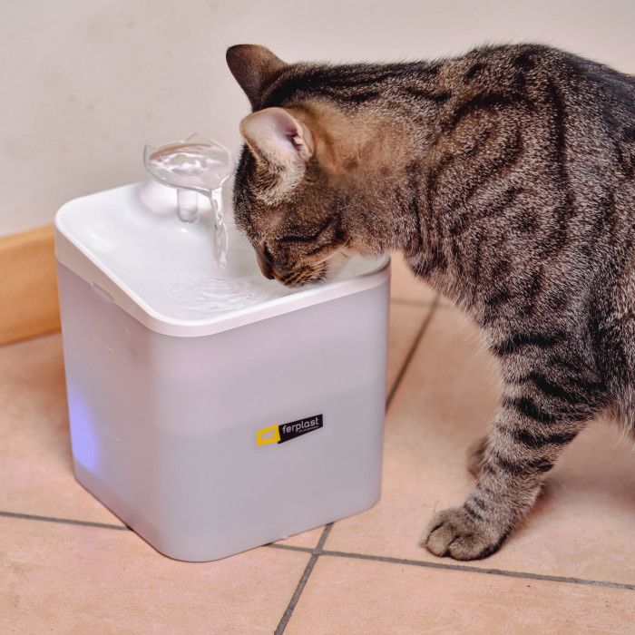 Фонтан-поилка ARES для кошек и маленьких собак, 16 x 16 x h 20 cm - 2,2 L
